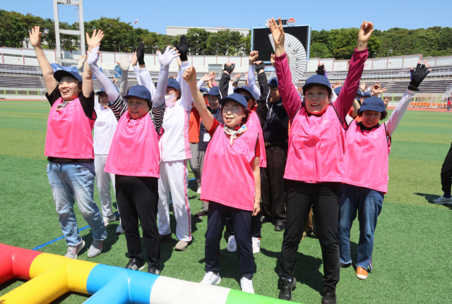 6월 4일 오전 서울 용산구 효창운동장에서 열린 제24회 대한노인회 서울시연합회 시니어 올림픽에서 어르신들이 경기에 앞서 몸을 풀고 있다. 연합뉴스