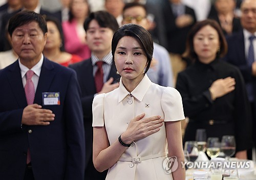 윤석열 대통령의 필리핀 국빈 방문에 동행한 김건희 여사가 6일(현지 시간) 필리핀 마닐라 페닌슐라 호텔에서 열린 동포 만찬 간담회에 참석해 국기에 경례하고 있다. 연합뉴스