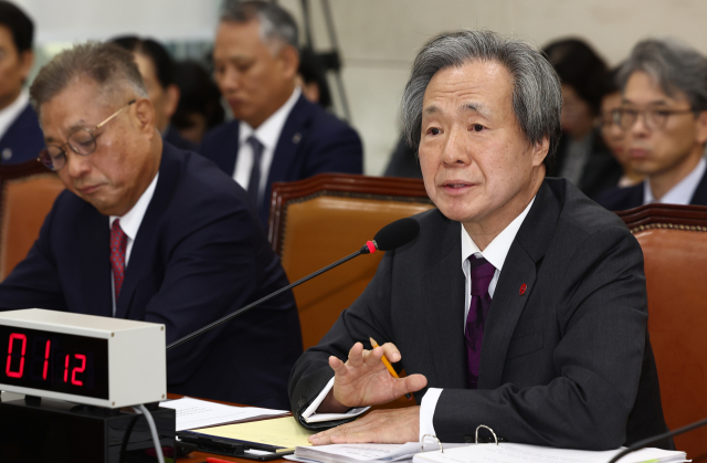 정기석(오른쪽) 국민건강보험공단 이사장이 16일 국회 보건복지위원회에서 열린 국민건강보험공단·건강보험심사평가원 국정감사에서 업무보고를 하고 있다. 왼쪽은 강중구 심평원장. 뉴스1