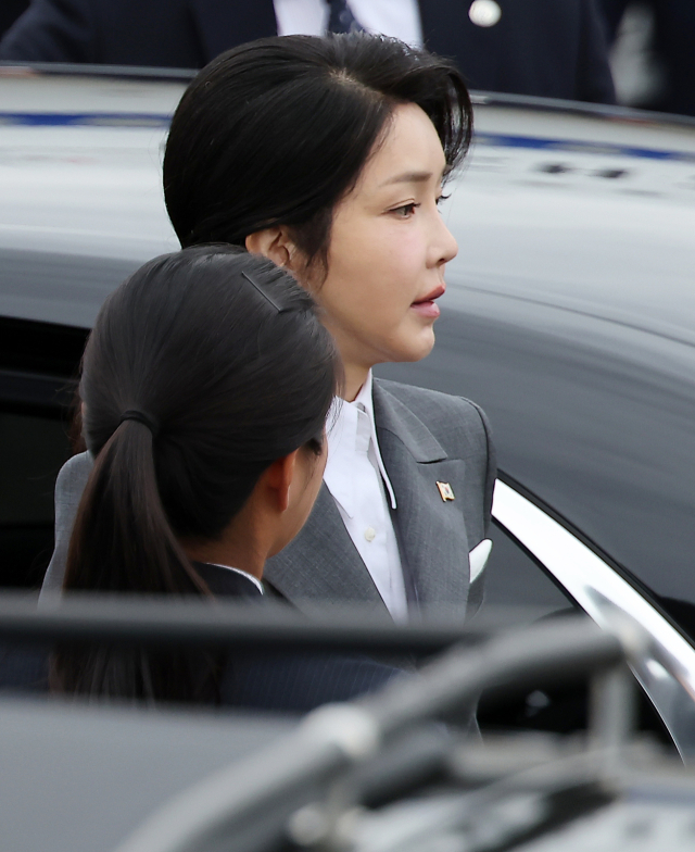 김건희 여사가 6일 경기 성남 서울공항에서 필리핀과 싱가포르 국빈 방문과 라오스에서 열리는 한·아세안(ASEAN·동남아시아국가연합) 정상회의 참석차 출국하기 위해 공군 1호기로 향하고 있다. 뉴스1