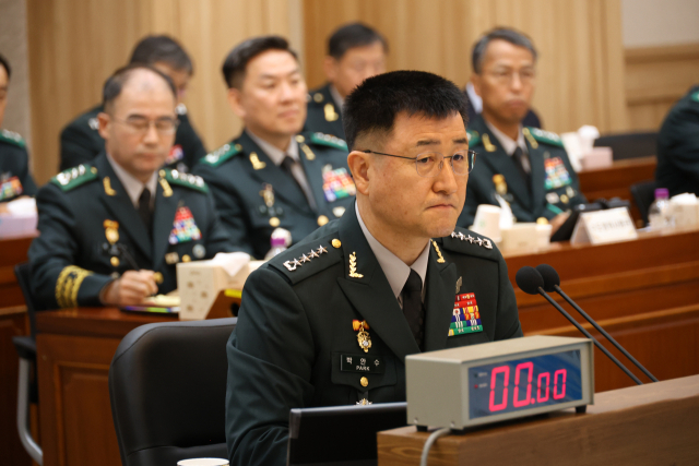 박안수 육군참모총장이 17일 충남 계룡대 육군본부에서 열린 국회 국방위원회 국정감사에서 의원들의 질의를 듣고 있다. 연합뉴스