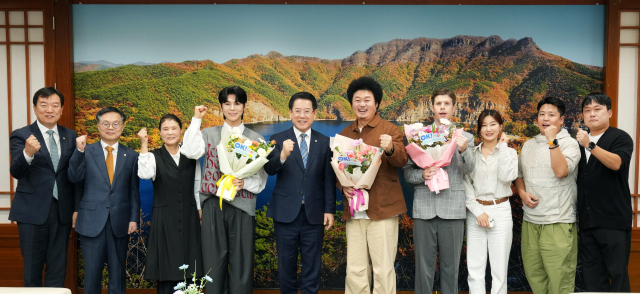 김영록(왼쪽 다섯번째) 전남도지사가 17일 ‘2024년 전라남도 홍보대사 위촉식’에서 국악인 김준수, 개그맨 윤택, 방송인 크리스 존슨에게 홍보대사 위촉장을 수여하고 파이팅을 외치고 있다. 사진 제공=전라남도