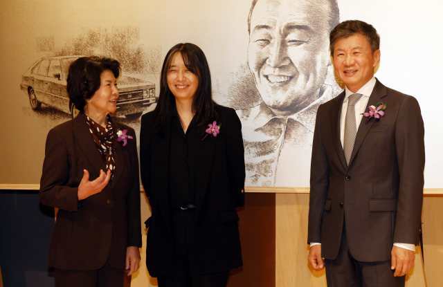 한강 작가가 17일 서울에서 열린 ‘제18회 포니정 혁신상 시상식’에 수상자로 참석해 기념 촬영 도중에 미소를 짓고 있다. 고(故) 정세영 현대산업개발 명예회장의 부인 박영자(왼쪽부터) 씨, 한강, 포니정재단 이사장인 정몽규 HDC 회장. 사진공동취재단