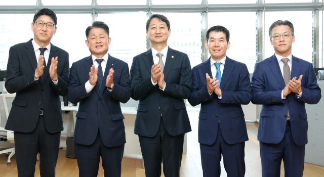 경기도 판교 한국앤컴퍼니 본사 테크노플렉스를 방문한 안덕근(가운데) 산업통상자원부 장관과 이수일(왼쪽 두번째) 한국앤컴퍼니 부회장이 AI 기술 시연을 참관한 후 박수를 치며 기념촬영을 하고 있다. 사진제공=한국앤컴퍼니