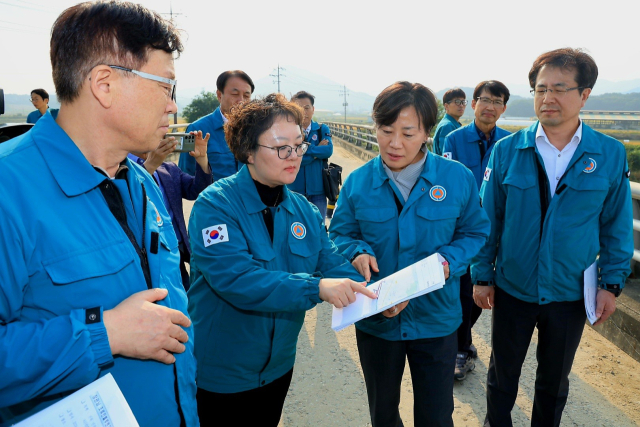 송미령 농림축산식품부 장관이 11일 오후 경기도 용인 철새도래지를 찾아 고병원성 조류인플루엔자 방역 상황을 점검하고 있다. 사진제공=농림축산식품부