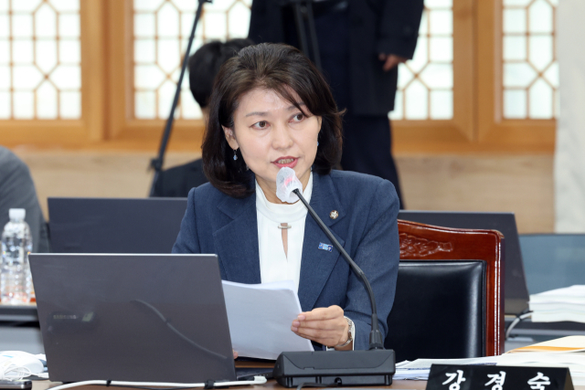 조국혁신당 강경숙 국회의원이 17일 오전 광주 서구 화정동 광주시교육청에서 열린 국회 교육위원회의 국정감사에서 질의하고 있다. 연합뉴스