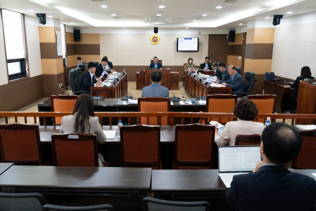 인천시의회 산업경제위원회가 지역 경제를 활성화하고자 ‘지역 상품 우선구매 촉구 결의안’을 원안 가결했다. 사진제공=인천시의회