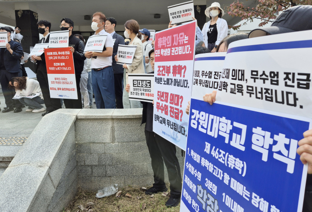 경북대·강원대의대 교수비대위, 학생비대위, 학부모 비대위 연합이 17일 경북대의대 앞에서 국회 교육위원회 소속 의원들에게 의대생 휴학 승인에 대한 지원을 요청하고 있다. 대구 = 연합뉴스