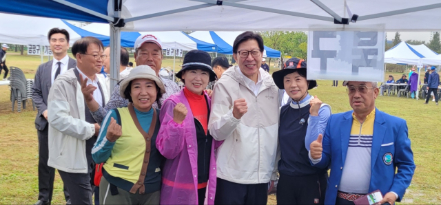 박형준(앞줄 가운데) 부산시장과 강근호(맨 오른쪽) 부산시파크골프협회 부회장을 비롯한 파크골프 선수들이 기념촬영을 하고 있다. 부산시파크골프협회 제공