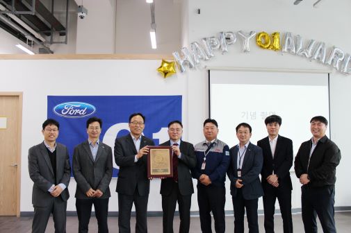 왼쪽부터 김수승 Ford SupplierChain STA팀 수석, 김경근 Ford SupplierChain STA팀 이사, 윤용호 CTR 대표이사, 이굉찬 Ford SupplierChain STA팀 상무, 유재우 CTR 마산공장장, 유영재 CTR 품질본부장, 권민철 CTR 영산공장장, 허성혁 CTR 대합공장장