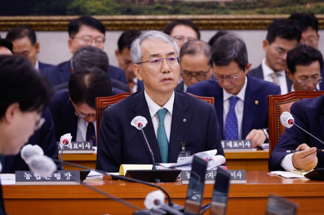 이석준 NH농협금융지주 회장이 18일 서울 여의도 국회 농림축산식품해양수산위원회에서 열린 농업협동조합중앙회·농협경제지주·농협금융지주 국정감사에 출석하고 있다. 뉴스1