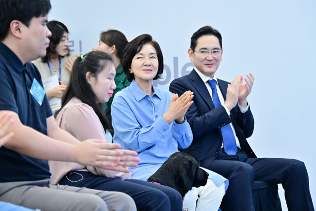 이재용(오른쪽) 삼성전자 회장과 홍라희 전 삼성미술관 리움 관장이 지난해 경기도 용인시에서 열린 삼성화재 안내견학교 30주년 기념식에 참석해 박수를 치고 있다. 사진제공=삼성