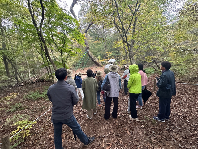 첫 개방한 ‘비밀의 정원'을 광릉숲 친구들과 직원들이 탐방하고 있다. 사진제공=국립수목원