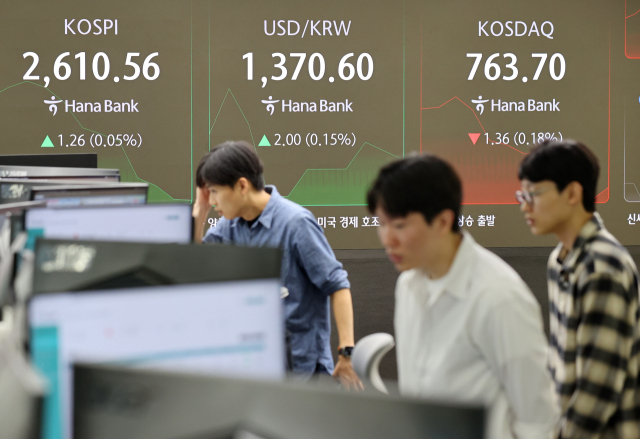 18일 오전 서울 중구 하나은행 본점 딜링룸에서 직원들이 업무를 보고 있다. 연합뉴스