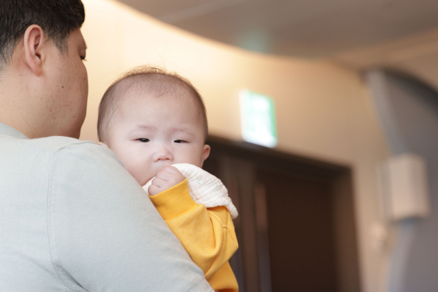 10일 경기도 고양시 일산차병원에서 아기를 안은 아빠가 임신과 출산 특강을 듣고 있다. 연합뉴스