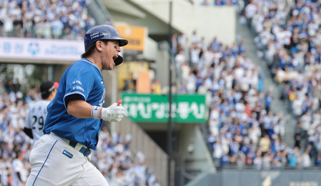 삼성 강민호가 19일 LG와의 프로야구 플레이오프 4차전에서 8회 결승 홈런을 치고 포효하고 있다. 연합뉴스