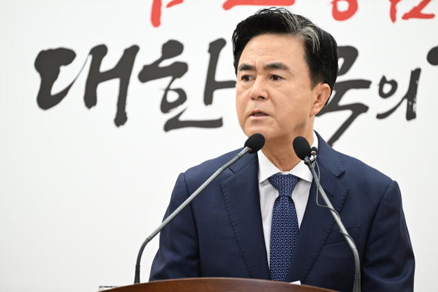 김태흠 충남지사가 14일 충남도청에서 기자회견을 열고 영호남 시도지사들이 제2중앙경찰학교 남원 설립 지지 의사를 밝힌 데 대해 강한 유감을 표시하고 있다. 연합뉴스