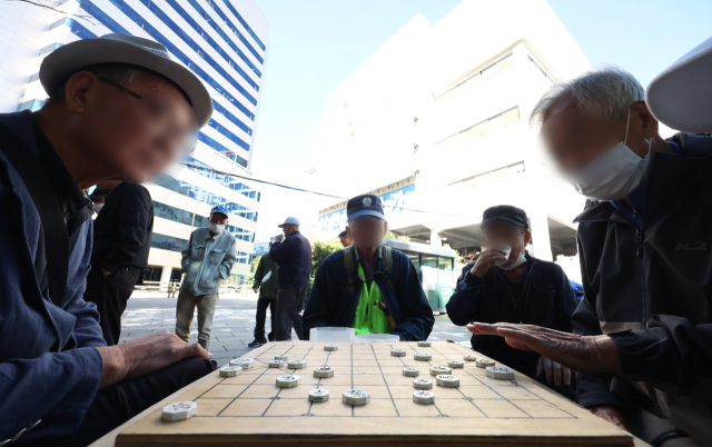 학력 소비력 갖춘 신노인 뜬다…경로당보단 친목단체[뒷북경제]