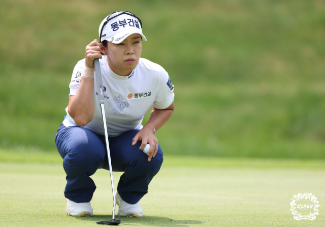 그린을 읽고 있는 김수지. 사진 제공=KLPGA