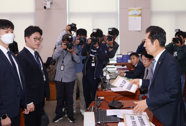 21일 국회에서 열린 법제사법위원회의 대검찰청 대상 국정감사에서 정청래 위원장이 이날 증인으로 채택됐으나 출석하지 않은 김건희 여사에 대한 동행명령장을 발부해 경위에게 전달하고 있다. 연합뉴스