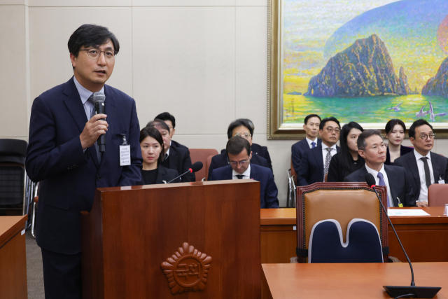 함윤식 우아한형제들 부사장이 21일 국회에서 열린 정무위원회 국정감사에서 의원 질의에 답변하고 있다. 연합뉴스.