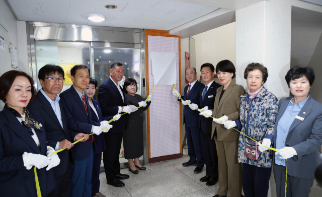 김기영(오른쪽 다섯번째) 충남도 행정부지사 등이 ‘힘쎈충남 365×24 어린이집’ 2호 개소식을 갖고 있다. 사진제공=충남도