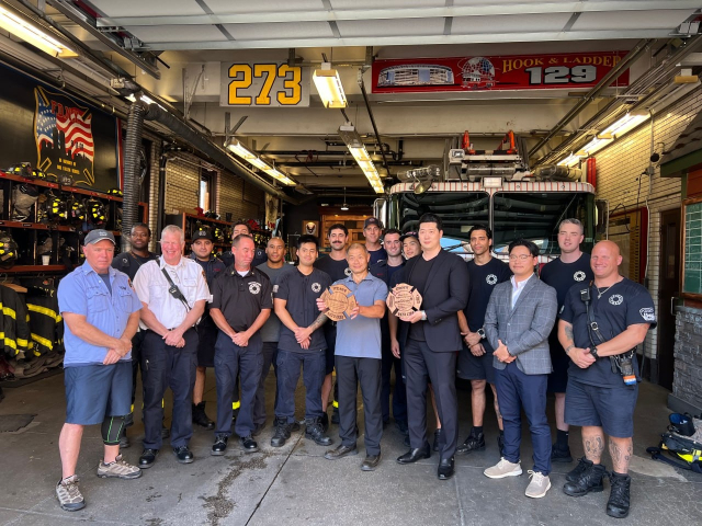 FDNY 소방대원이 BBQ에 전달한 감사패를 들고 기념촬영을 하고 있다. 사진제공=BBQ