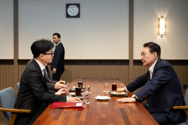 윤석열 대통령이 21일 서울 용산 대통령실 앞 파인그라스에서 국민의힘 한동훈 대표를 만나 대화하고 있다. 연합뉴스