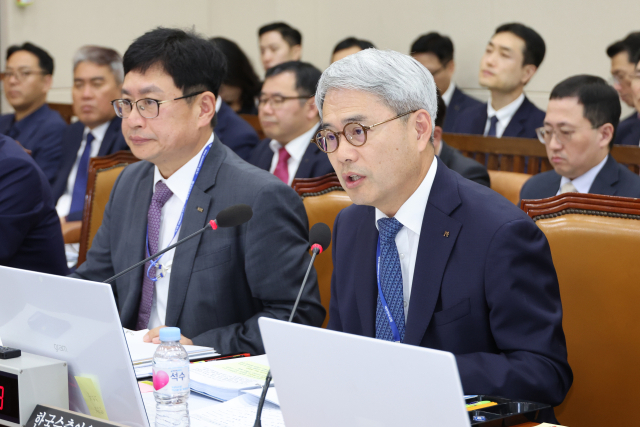 윤희성(오른쪽) 한국수출입은행장이 21일 국회에서 열린 기획재정위원회 국정감사에서 답변하고 있다. 연합뉴스