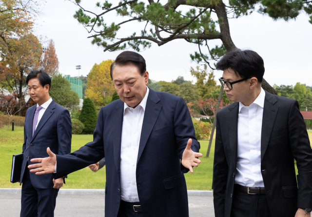 尹, 김여사 독자행보 자제…韓 인적쇄신 요구는 '무응답'