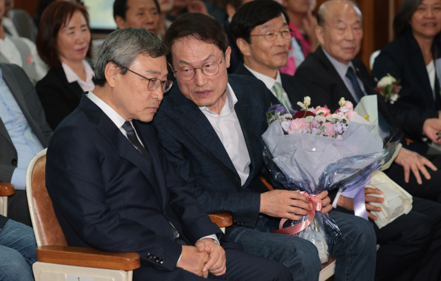 정근식 서울시교육감이 이달 17일 서울 종로구 서울특별시교육청에서 열린 취임식에서 조희연 전 서울시교육감과 대화하고 있다. 연합뉴스