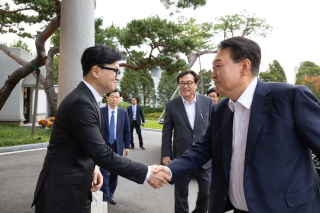 윤석열 대통령, 국민의힘 한동훈 대표와 악수 (서울=연합뉴스) 홍해인 기자 = 윤석열 대통령이 21일 서울 용산 대통령실에서 국민의힘 한동훈 대표를 만나 악수하고 있다. 2024.10.21 [대통령실 제공. 재판매 및 DB 금지] hihong@yna.co.kr (끝) <저작권자(c) 연합뉴스, 무단 전재-재배포, AI 학습 및 활용 금지>