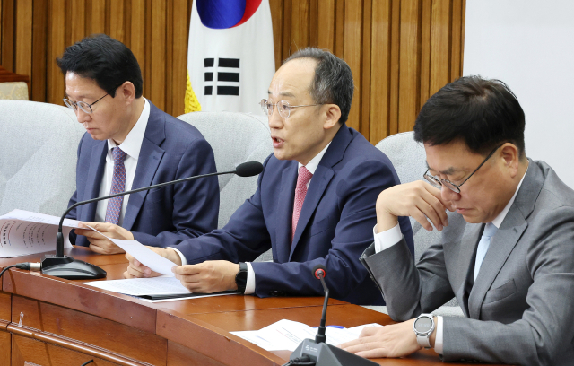 추경호 국민의힘 원내대표(가운데)가 22일 국회에서 열린 국정감사대책회의에서 발언하고 있다. 연합뉴스