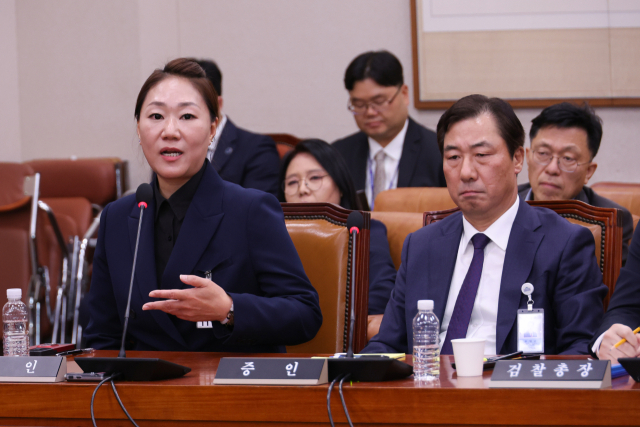 김건희 여사의 ‘공천개입 의혹’을 제기한 강혜경 씨가 21일 오후 서울 여의도 국회에서 열린 법제사법위원회의 대검찰청 대상 국정감사에서 위원 질의에 답변하고 있다. 연합뉴스