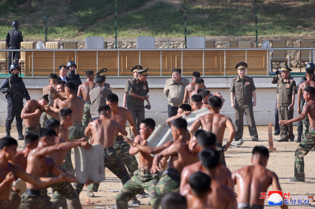 20만명 北 특수부대 핵심은…북한판 합동특수작전사령부인 ‘특수작전군’[이현호 기자의 밀리터리!톡]