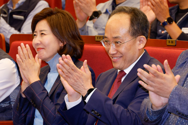 추경호(오른쪽) 국민의힘 원내대표와 나경원 의원이 16일 서울 여의도 국회도서관에서 열린 '해외 원전의 성공적 수행을 위한 팀코리아 전략과 대한민국 원전 생태계 활성화 방안' 토론회에서 손뼉치고 있다. 2024.10.16/뉴스1