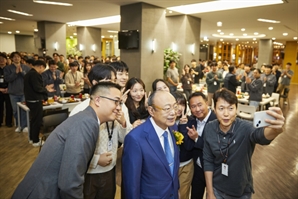 김승연 회장, 판교 연구기지 방문 "파격?혁신으로 세계 시장 선도"