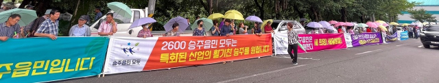 순천시가 전남도에서 추진한 300억 원 규모의 ‘전남형 균형발전 300 프로젝트’사업에 최종 선정됐다. 사진은 지난해 7월 19일 발표심사와 현장평가를 앞두고 승주읍민 400여명이 평가 장소 앞에서 열띤 응원전을 펼치는 모습. 사진 제공=순천시