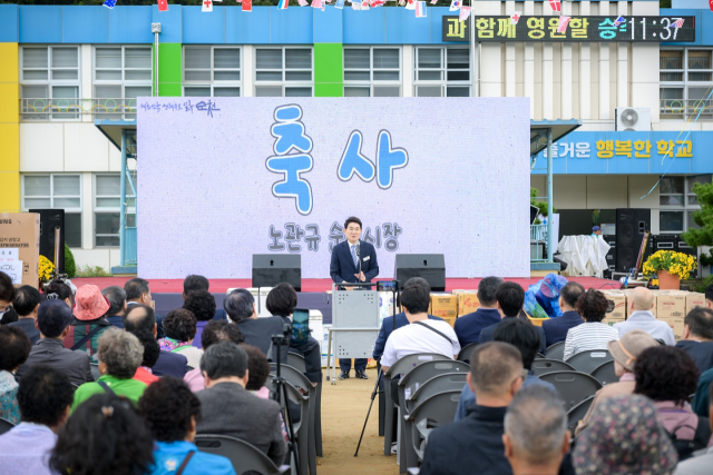 노관규 순천시장이 지난 19일 승주초등학교에서 열린 제25회 읍민의 날·제28회 노인의 날 행사에서 축사를 하고 있다. 승주는 앞으로 순천의 미래 신산업을 이끄는 그린바이오 산업 전진기지로 거듭난다. 사진 제공=순천시