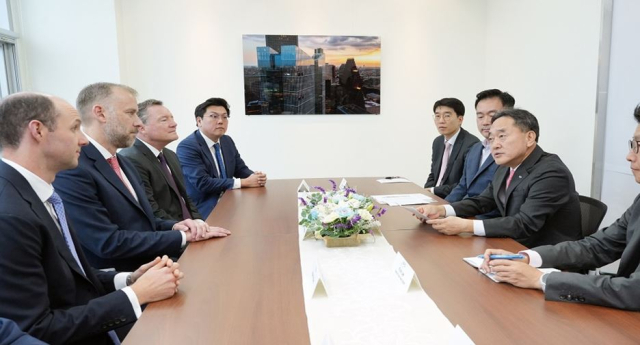 김태현(오른쪽 앞에서 두 번째) 국민연금공단 이사장이 22일 오전 전북 전주 만성동에서 열린 하인즈 전주 연락사무소 개소식에 참석해 하인즈 데이비드 스타인박(왼쪽 앞에서 두 번째) 글로벌 CIO 등 관계자와 면담을 나누고 있다. 사진=국민연금 제공