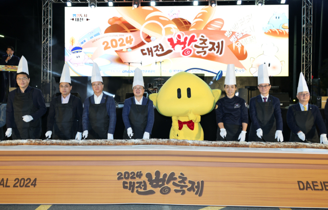 이장우(왼쪽 네번째) 대전시장이 ‘2024 대전 빵축제’ 개막식을 갖고 있다. 사진제공=대전시