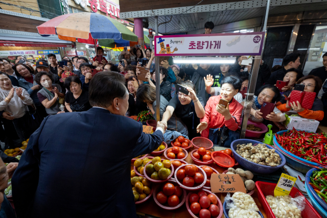 김장철 앞두고 전통시장 찾아 시민·상인 응원한 尹