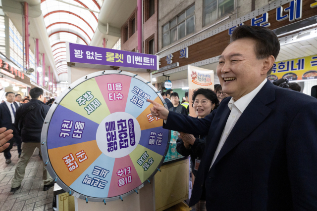 윤석열 대통령이 22일 부산역 인근 전통시장인 초량시장에서 초량전통시장 일대 상권을 살리기 위한 소비 촉진 행사에 참여하고 있다. 부산=연합뉴스