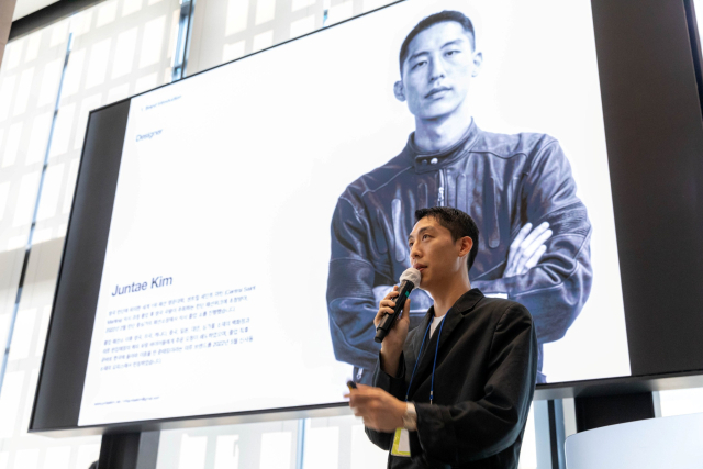 지난 11일 개최된 신진 디자이너 발굴 및 육성 프로젝트 ‘액셀러레이팅 F 데모데이’에서 신세계톰보이 특별상을 수상한 준태킴 김준태 디자이너. 사진 제공=콘진원