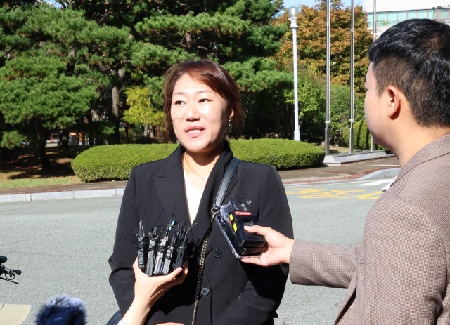 명태균 게이트를 폭로한 강혜경씨가 23일 오전 경남 창원시 성산구 창원지검에 출석해 조사를 앞두고 입장을 밝히고 있다. 연합뉴스