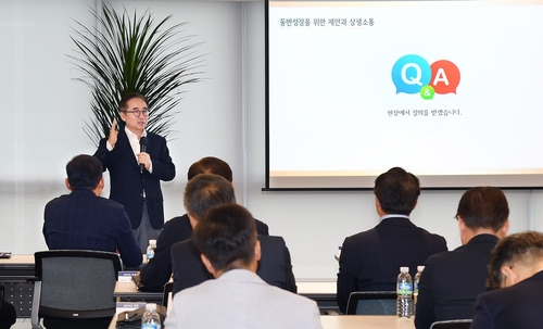 장덕현 삼성전기 사장이 22일 이오테크닉스 사옥에서 열린 ‘동반성장 소통포럼’에서 협력사 관계자들과 대화하고 있다. 사진제공=삼성전기