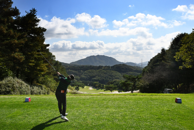 한국여자프로골프(KLPGA) 투어 덕신EPC·서울경제 레이디스 클래식 개막을 하루 앞둔 23일 대회 코스인 경기 용인 88CC에서 한 참가 선수가 연습 라운드를 통해 최종 리허설을 하고 있다. 용인=오승현 기자