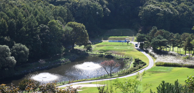 한국여자프로골프(KLPGA) 투어 덕신EPC·서울경제 레이디스 클래식 개막을 하루 앞둔 23일 참가 선수들이 대회 코스인 경기 용인 88CC 16번 홀(파4)에서 최종 리허설을 하고 있다. 용인=오승현 기자