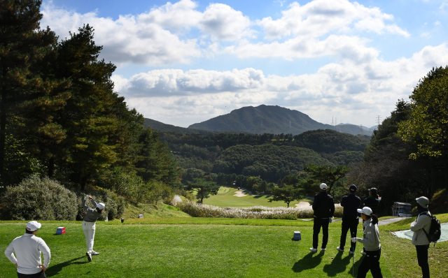 한국여자프로골프(KLPGA) 투어 덕신EPC·서울경제 레이디스 클래식 개막을 하루 앞둔 23일 대회 코스인 경기 용인 88CC에서 참가자들이 연습 라운드를 통해 최종 리허설을 하고 있다. 용인=오승현 기자