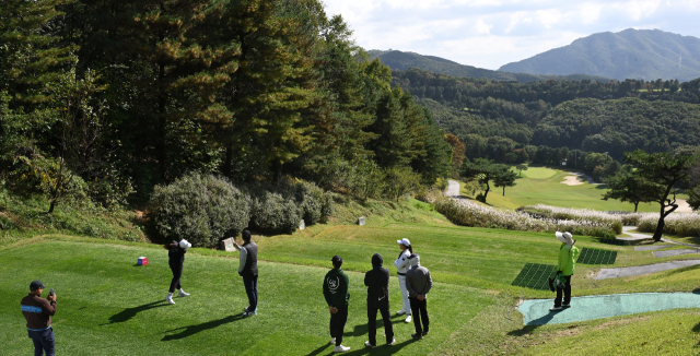 한국여자프로골프(KLPGA) 투어 덕신EPC·서울경제 레이디스 클래식 개막을 하루 앞둔 23일 대회 코스인 경기 용인 88CC에서 참가자들이 연습 라운드를 통해 최종 리허설을 하고 있다. 용인=오승현 기자